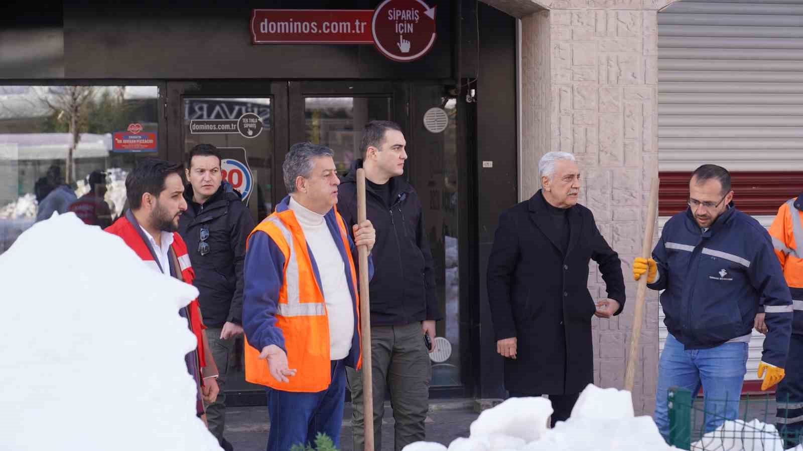 Şırnak’ta kar temizliğinde araç engeli
