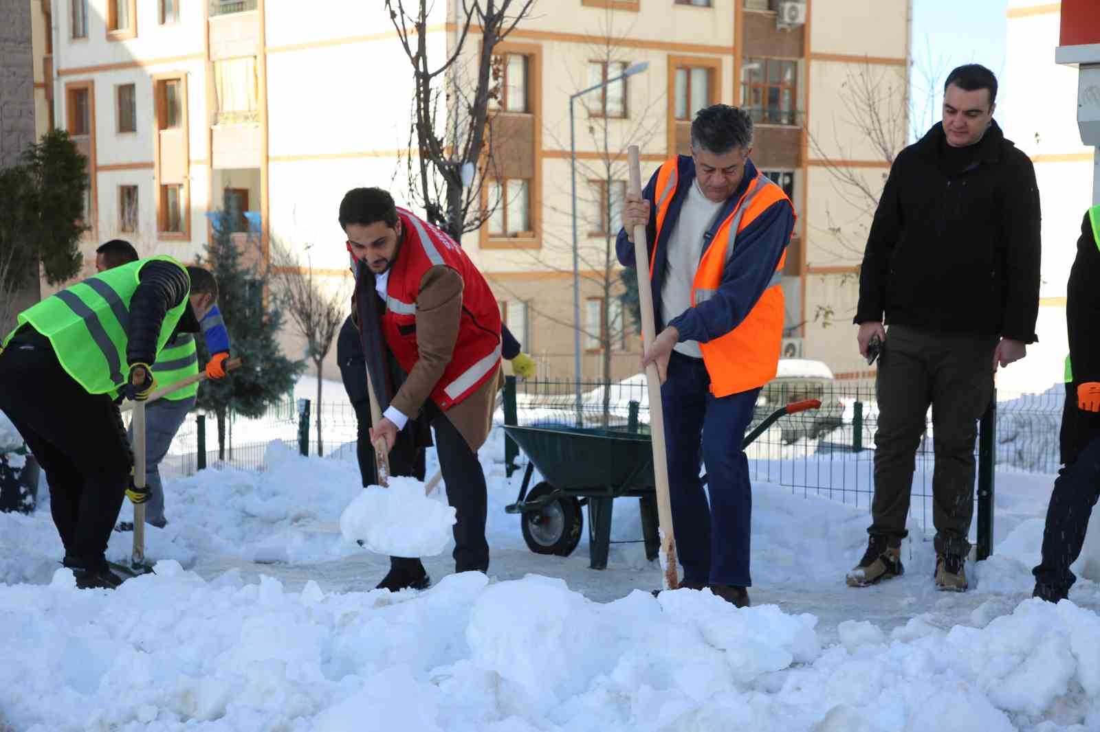 Şırnak’ta kar temizliğinde araç engeli
