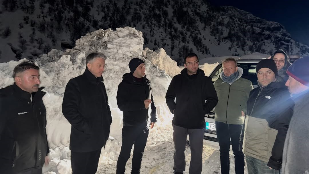 Şırnak’ta karla mücadele gece boyu sürdü
Şırnak’ta karla mücadele gece boyu sürdü