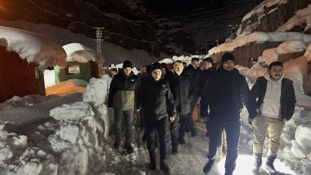 Şırnak’ta karla mücadele gece boyu sürdü
Şırnak’ta karla mücadele gece boyu sürdü