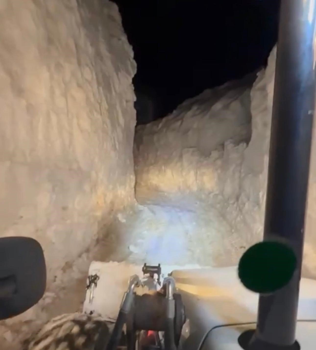 Şırnak’ta karlar arasındaki 2.5 kilometrelik "açık hava tüneli"
