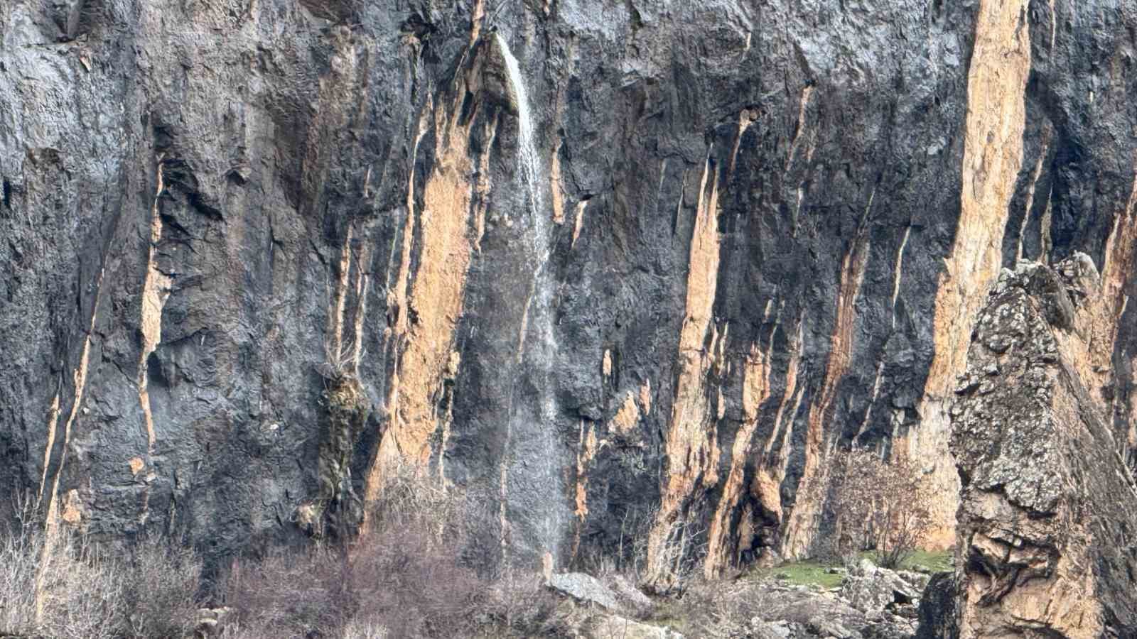Şırnak’ta kayanın içinden dökülen sular hayran bırakıyor
