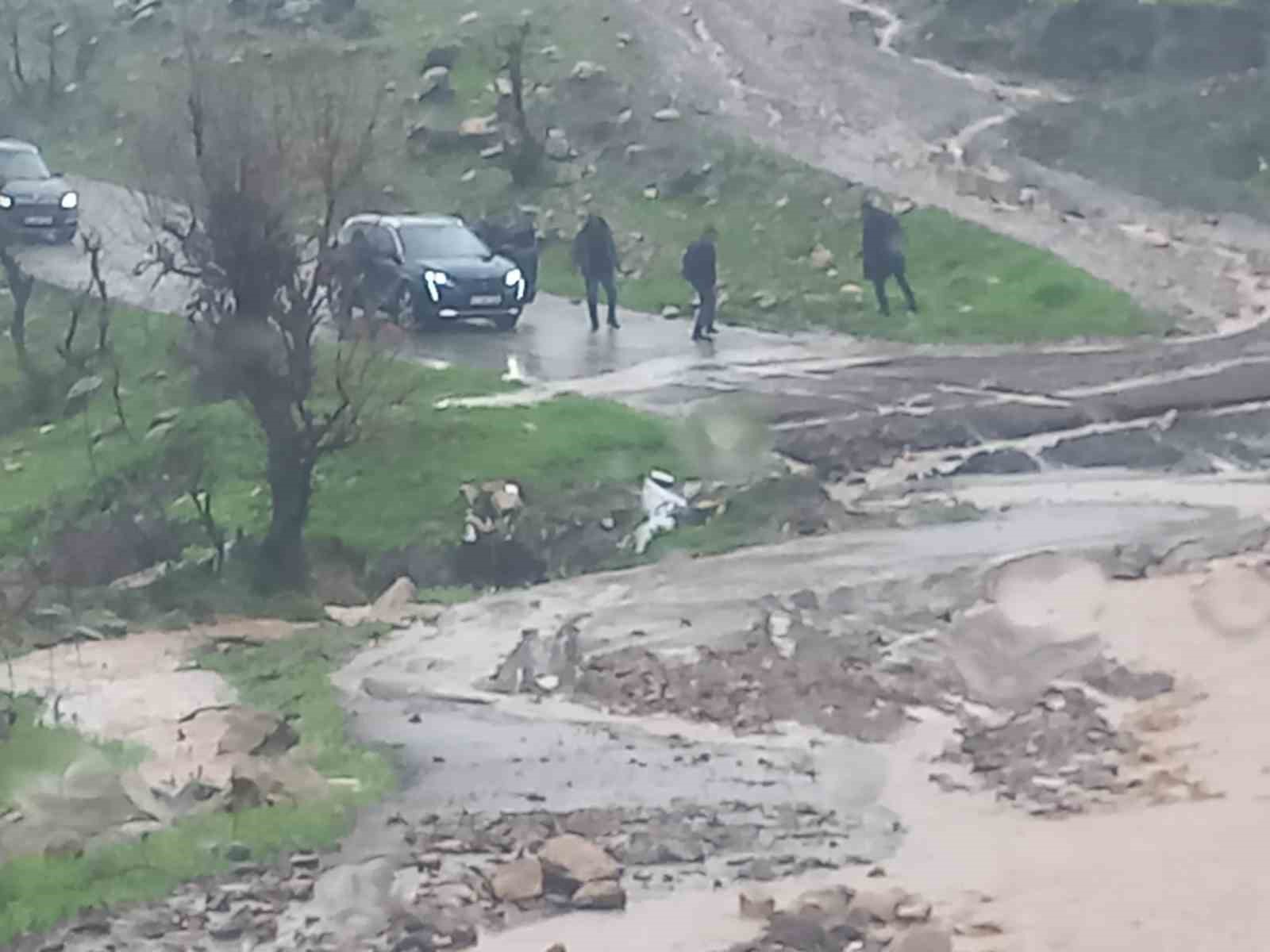 Şırnak’ta köy yolu kapandı, öğretmenler mahsur kaldı
