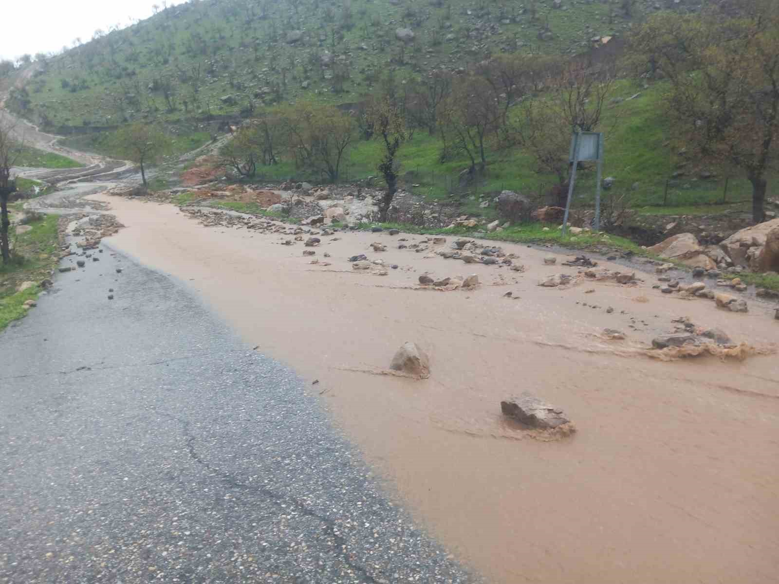 Şırnak’ta köy yolu kapandı, öğretmenler mahsur kaldı
