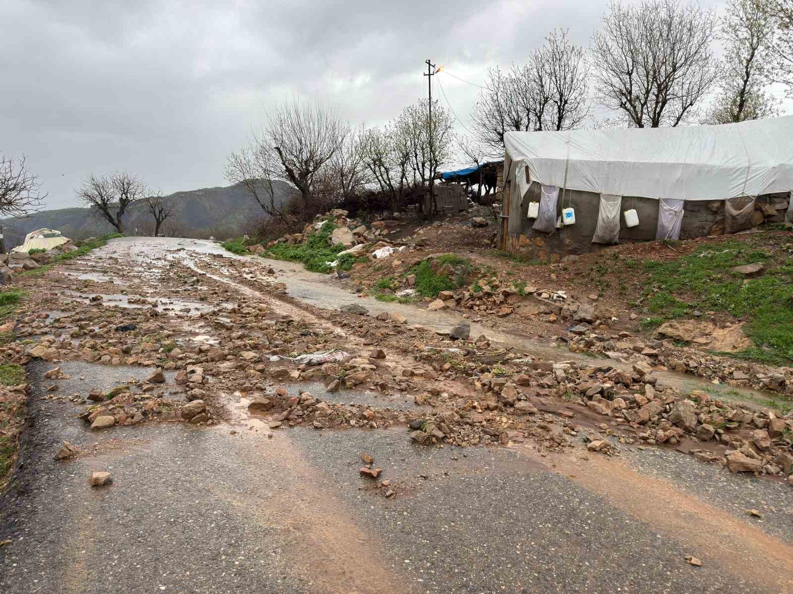 Şırnak’ta köy yolu kapandı, öğretmenler mahsur kaldı
