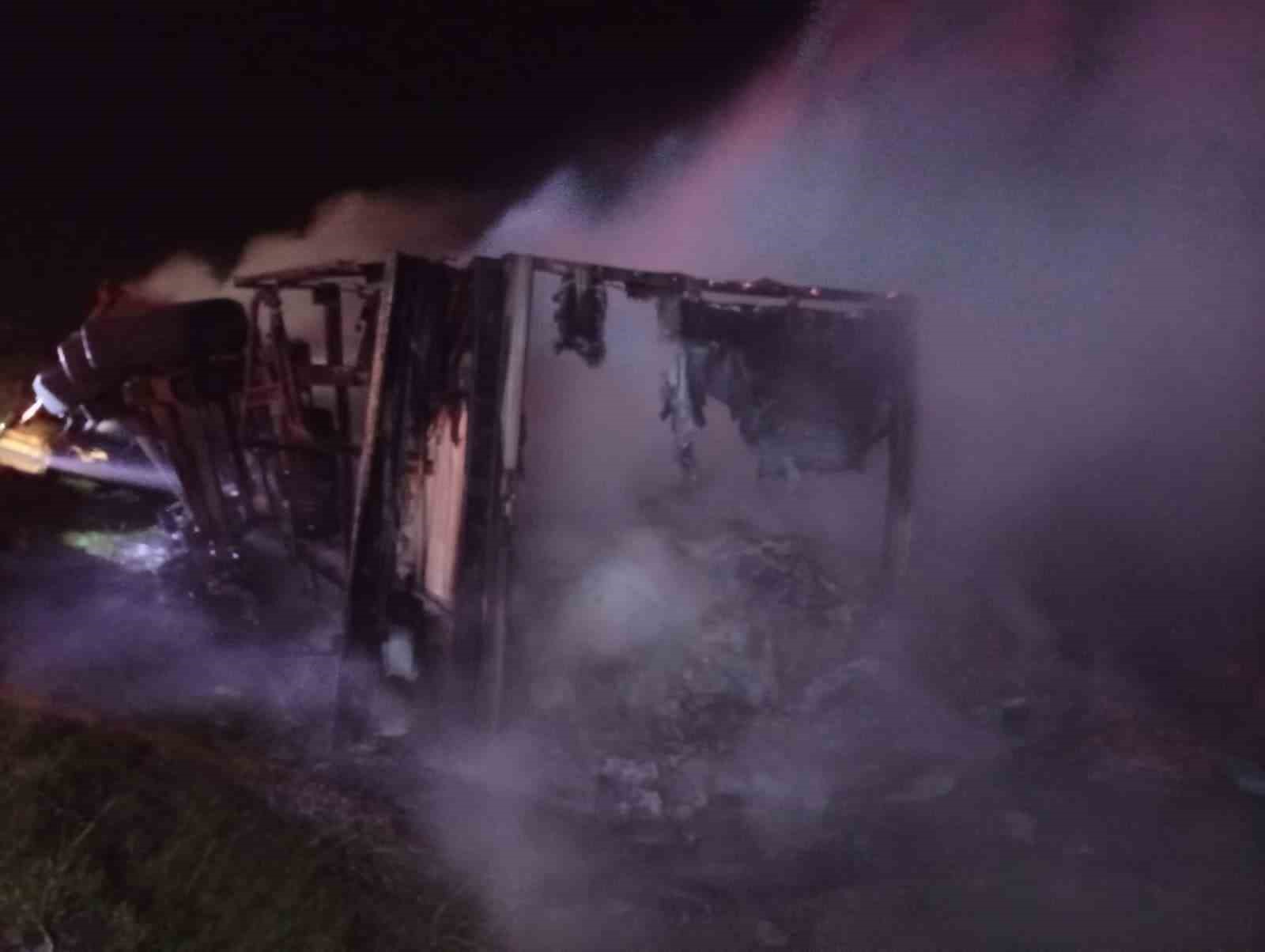 Şırnak’ta mandalina yüklü tır cayır cayır yandı
