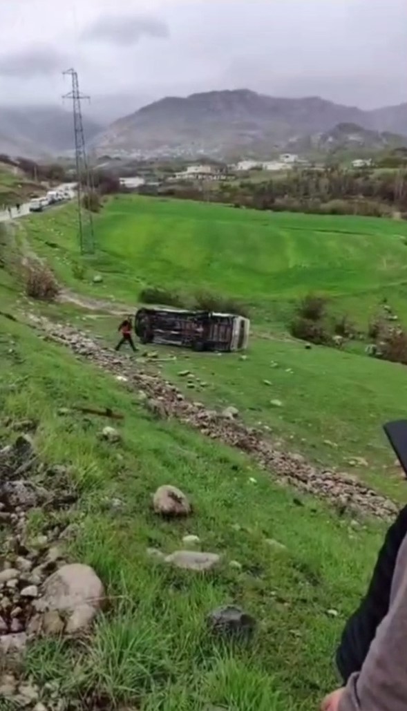 Şırnak’ta okul servisi şarampole devrildi: 4’ü öğrenci 5 yaralı
