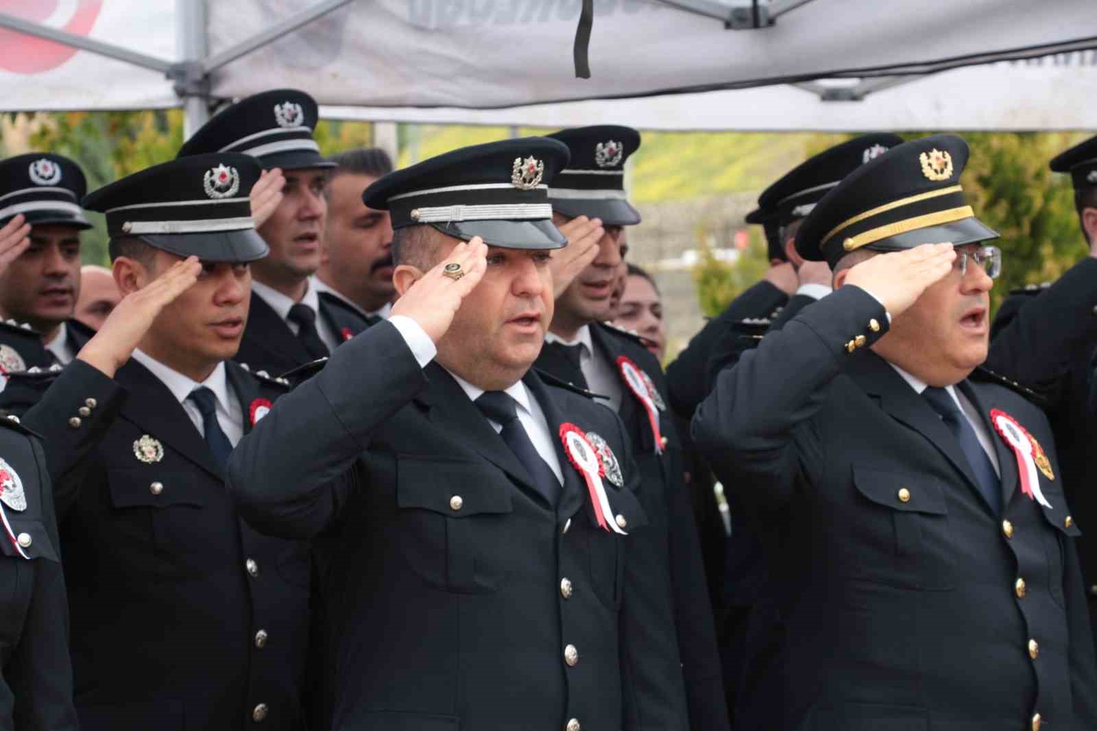 Şırnak’ta Polis Haftası etkinlikleri kapsamında şehitler anıtına karanfil bırakıldı
