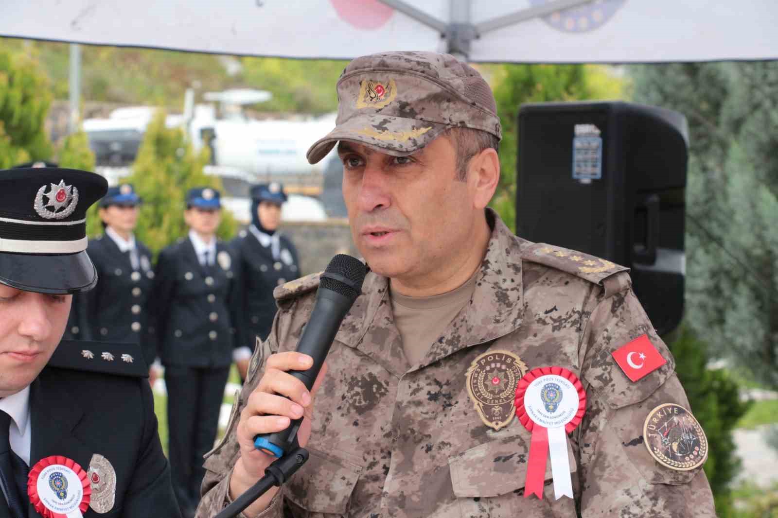 Şırnak’ta Polis Haftası etkinlikleri kapsamında şehitler anıtına karanfil bırakıldı
