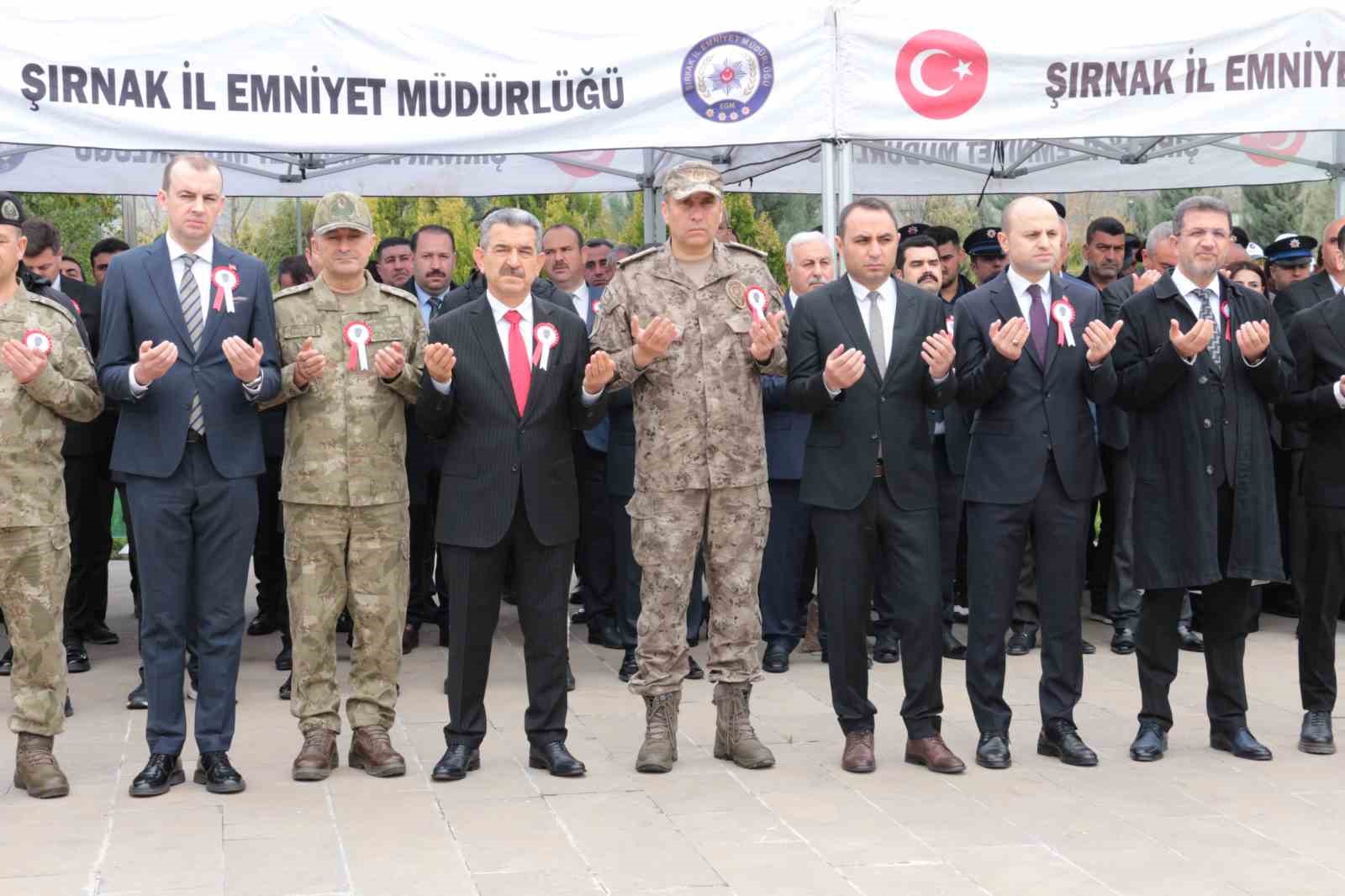 Şırnak’ta Polis Haftası etkinlikleri kapsamında şehitler anıtına karanfil bırakıldı
