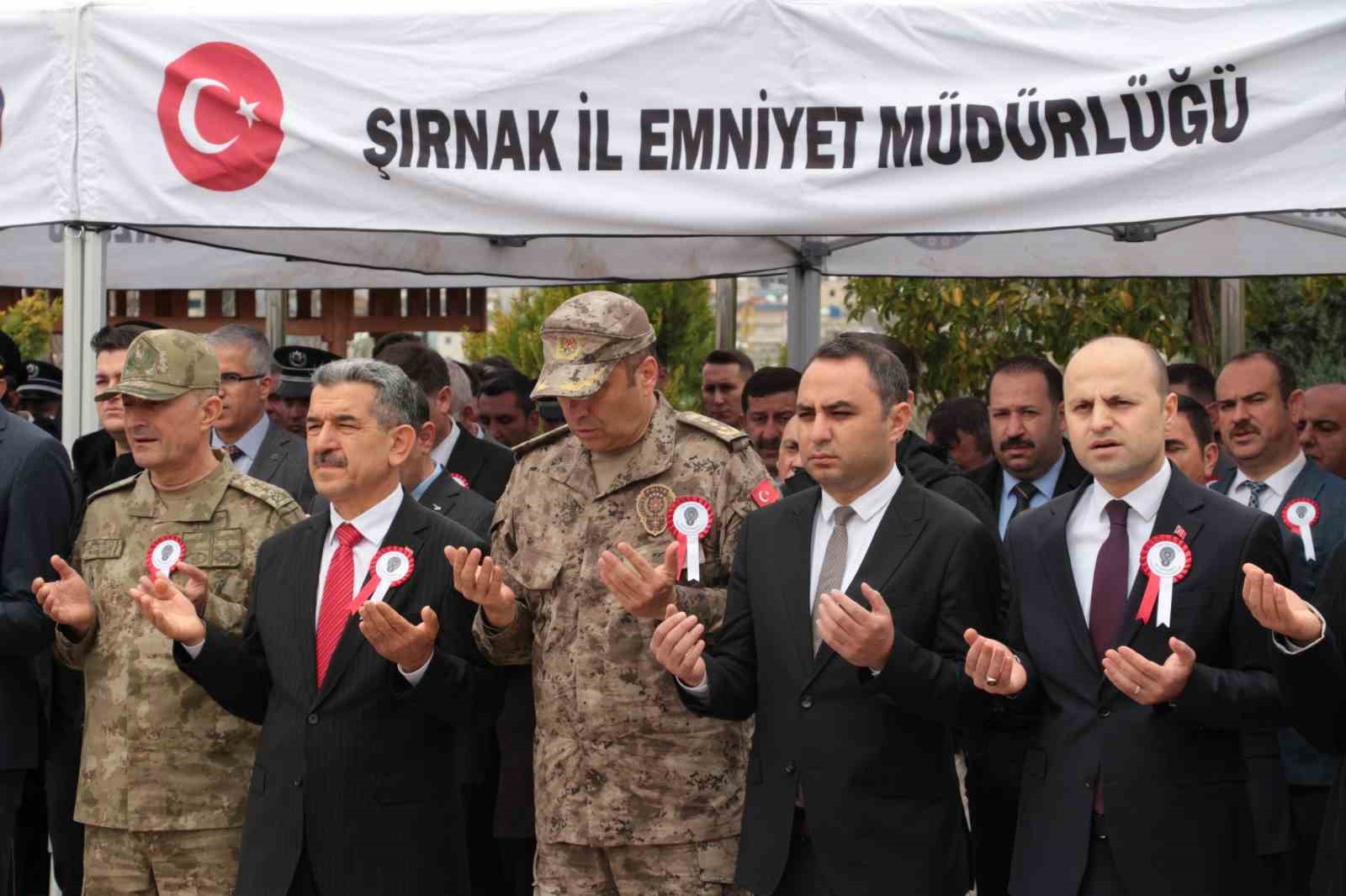 Şırnak’ta Polis Haftası etkinlikleri kapsamında şehitler anıtına karanfil bırakıldı

