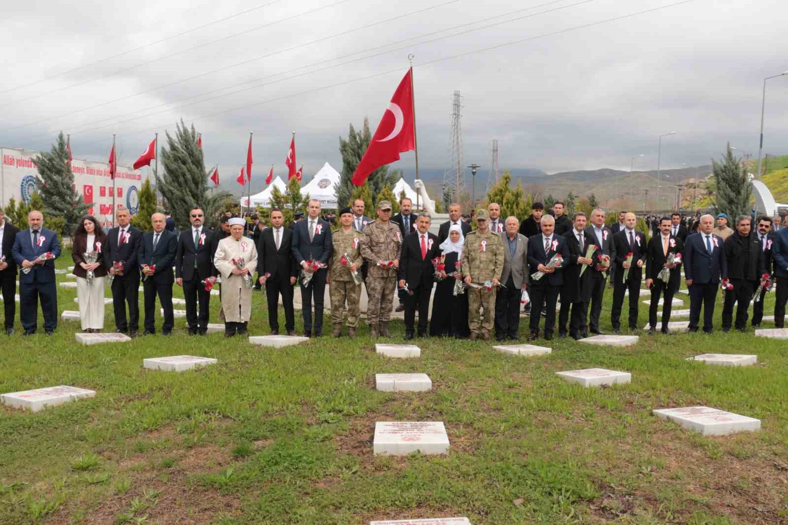 Şırnak’ta Polis Haftası etkinlikleri kapsamında şehitler anıtına karanfil bırakıldı
