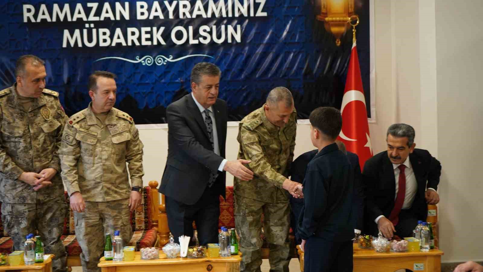 Şırnak’ta protokol-vatandaş bayramlaşması
