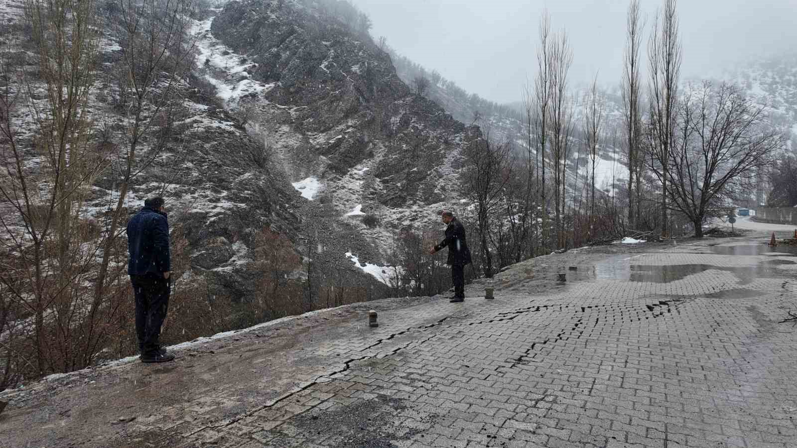 Şırnak’ta sağanak nedeniyle köyün bir bölümü çöktü evler boşaltıldı
