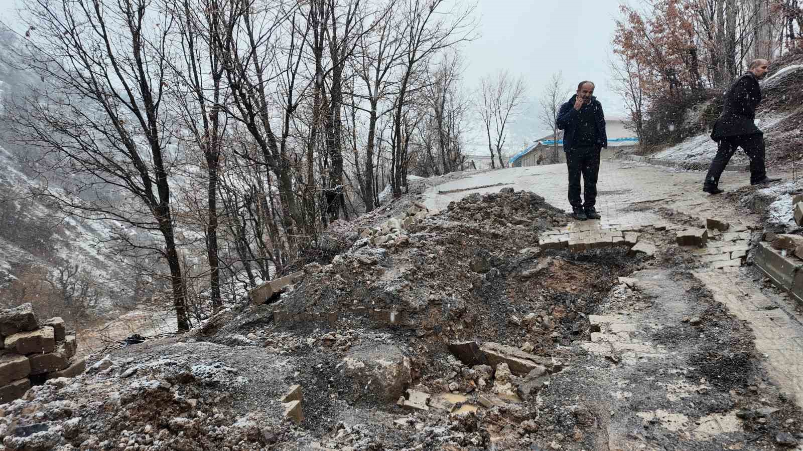 Şırnak’ta sağanak nedeniyle köyün bir bölümü çöktü evler boşaltıldı
