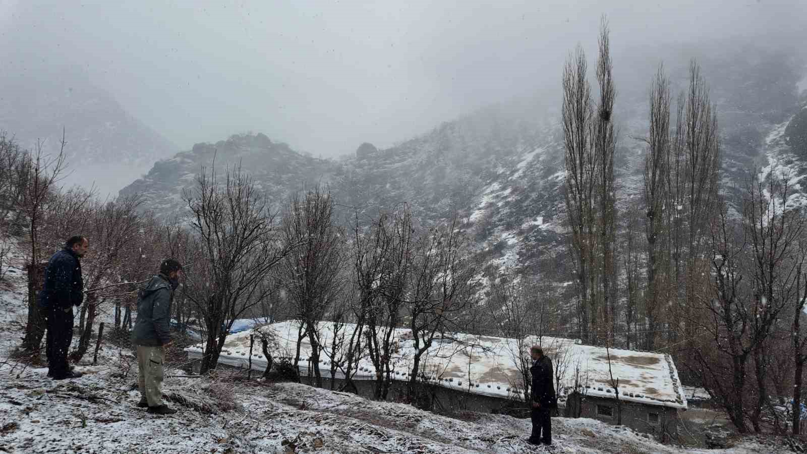 Şırnak’ta sağanak nedeniyle köyün bir bölümü çöktü evler boşaltıldı
