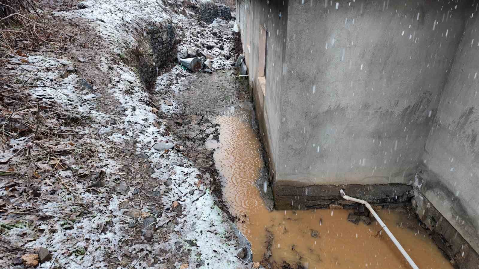 Şırnak’ta sağanak nedeniyle köyün bir bölümü çöktü evler boşaltıldı
