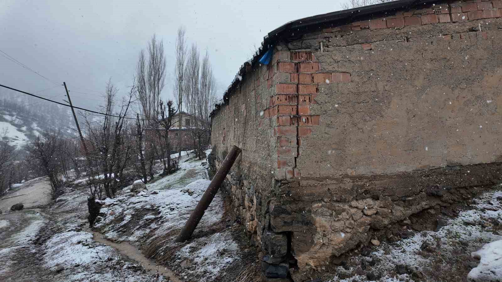 Şırnak’ta sağanak nedeniyle köyün bir bölümü çöktü evler boşaltıldı
