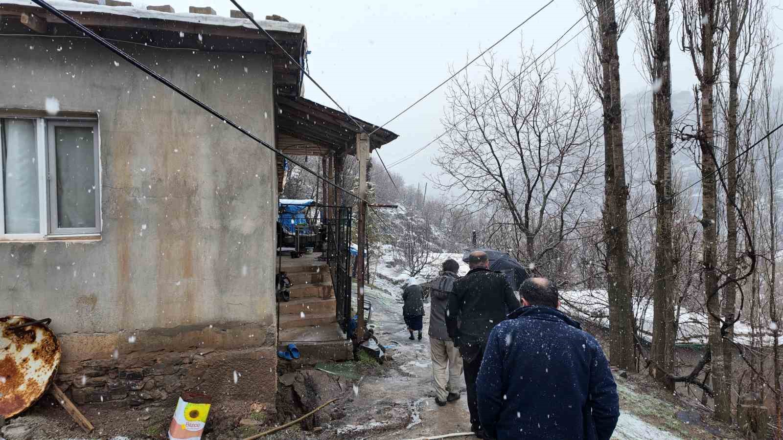 Şırnak’ta sağanak nedeniyle köyün bir bölümü çöktü evler boşaltıldı
