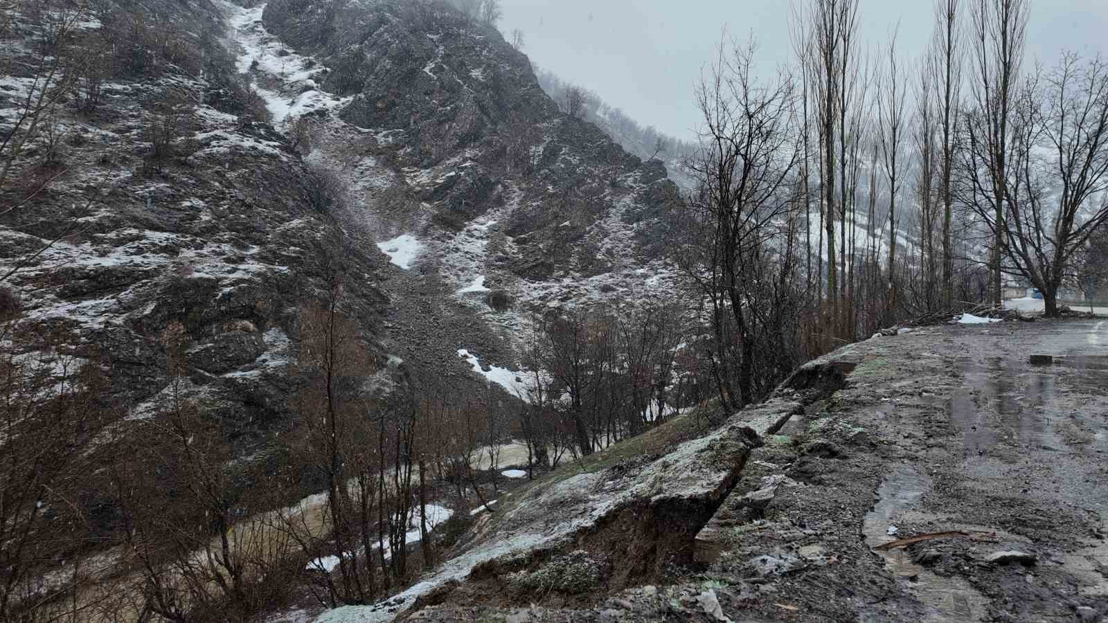 Şırnak’ta sağanak nedeniyle köyün bir bölümü çöktü evler boşaltıldı
