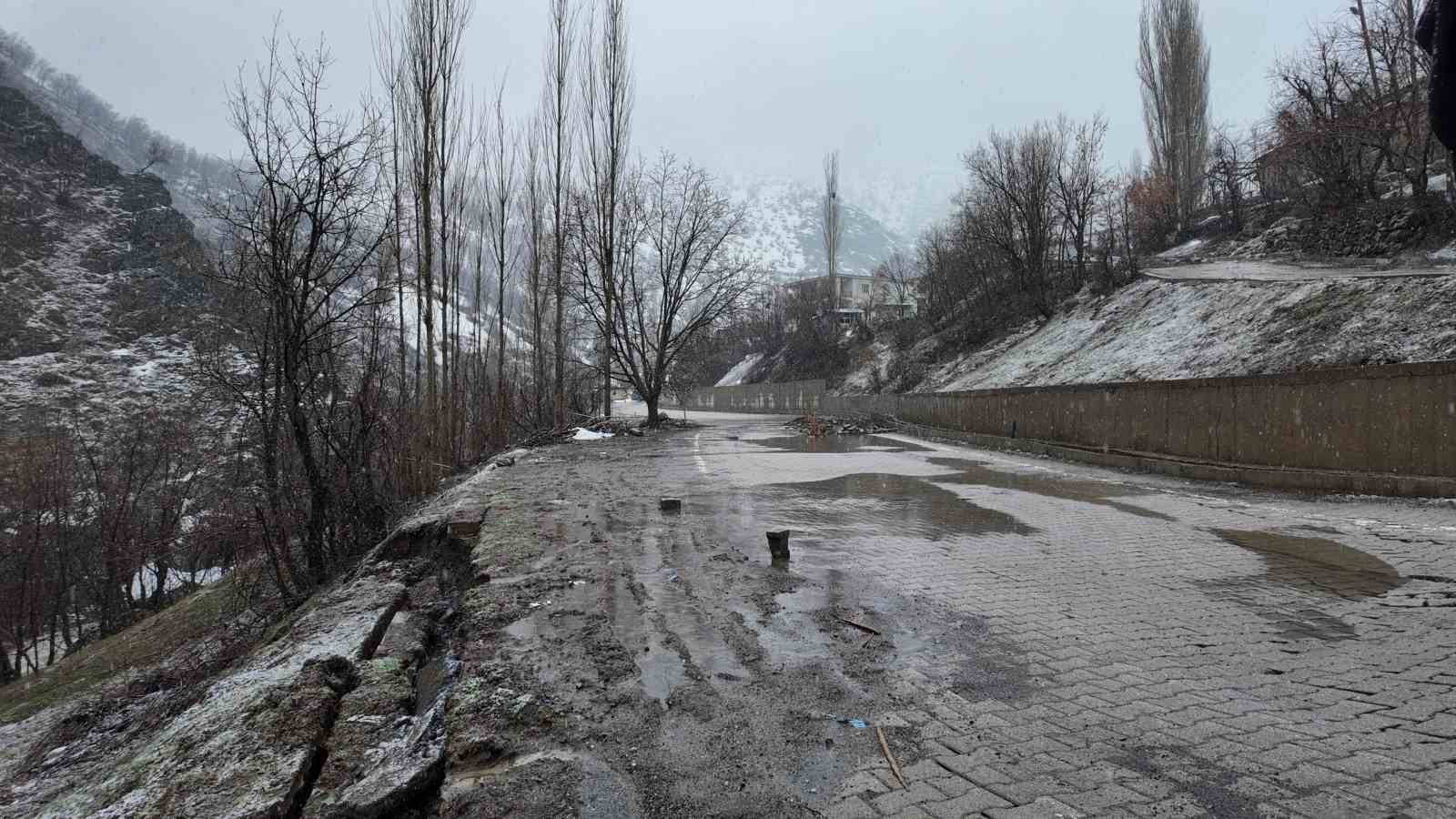 Şırnak’ta sağanak nedeniyle köyün bir bölümü çöktü evler boşaltıldı

