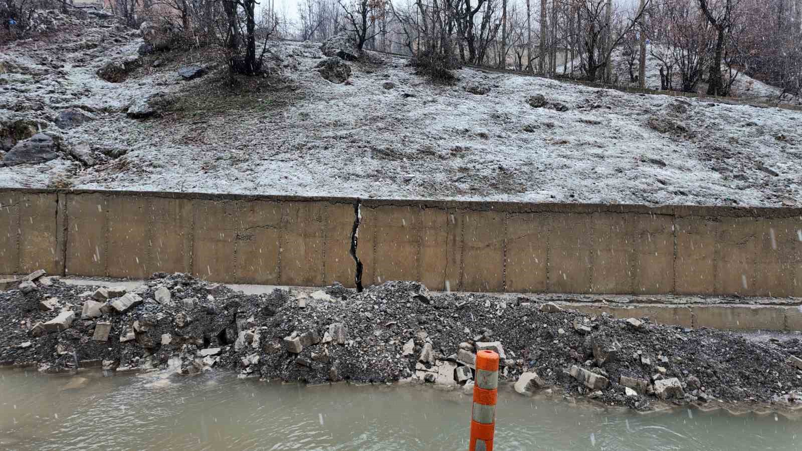 Şırnak’ta sağanak nedeniyle köyün bir bölümü çöktü evler boşaltıldı

