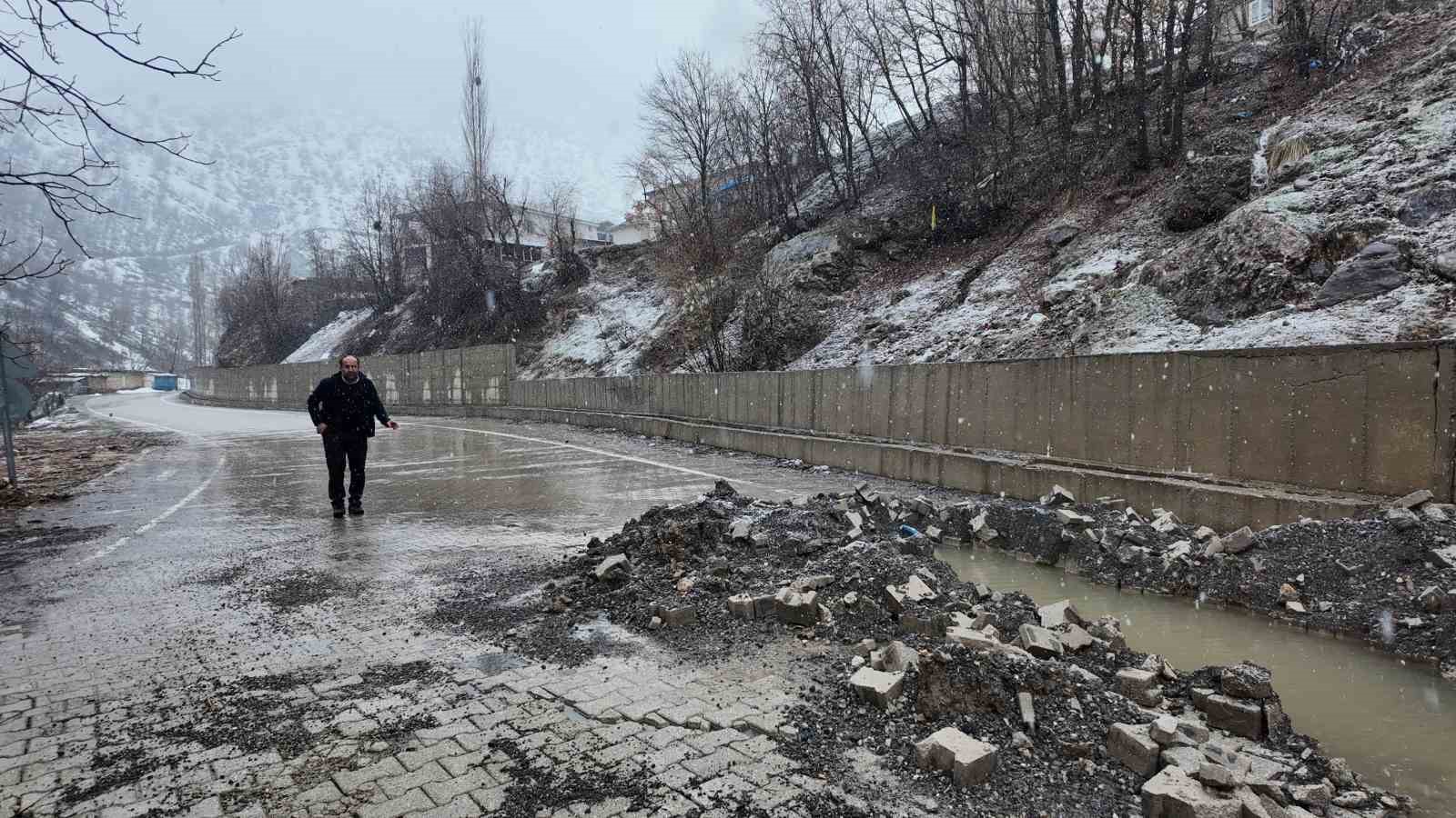 Şırnak’ta sağanak nedeniyle köyün bir bölümü çöktü evler boşaltıldı
