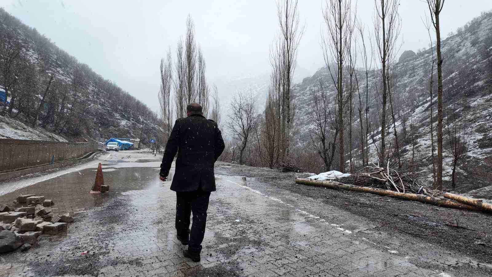 Şırnak’ta sağanak nedeniyle köyün bir bölümü çöktü evler boşaltıldı
