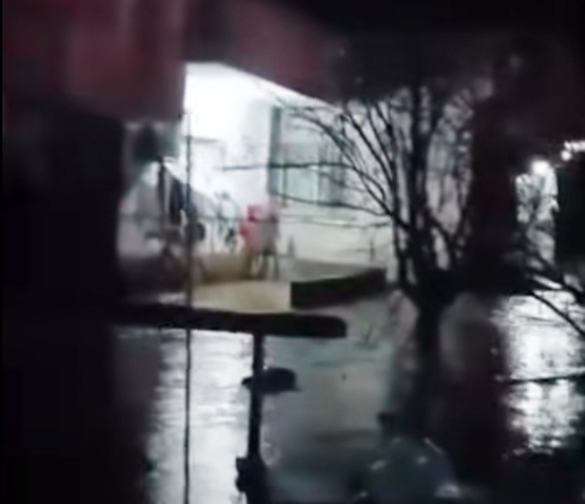 Şırnak’ta şiddetli yağış: Köy yolları göle döndü
Şırnak’ta şiddetli yağış: Köy yolları göle döndü