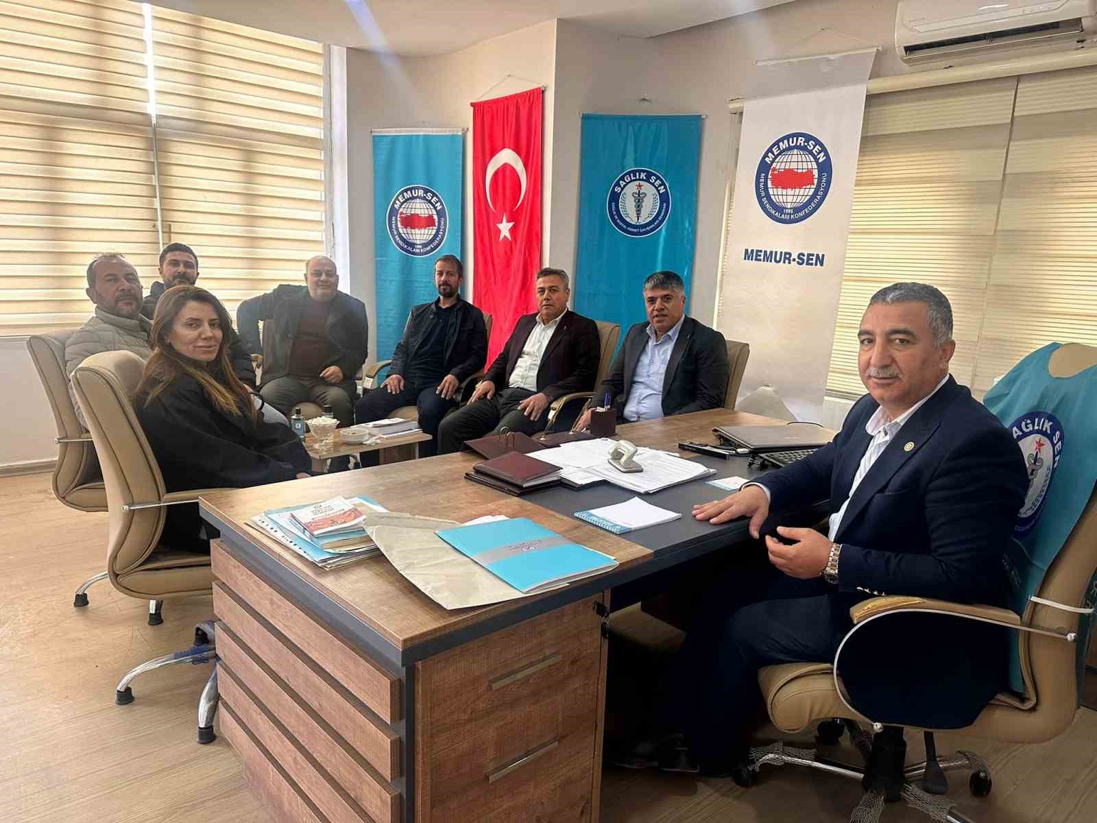 Şırnak’ta sivil toplum güç birliği
Şırnak’ta sivil toplum güç birliği