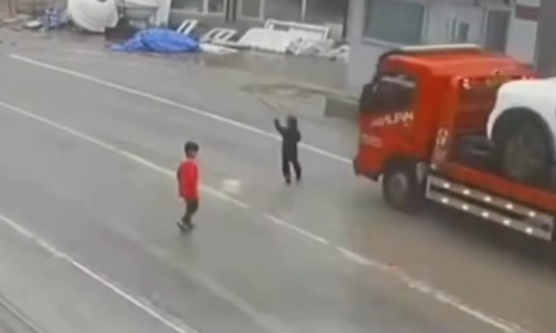 Şırnak’ta yola fırlayan çocuk, sürücünün manevrasıyla ölümden döndü
