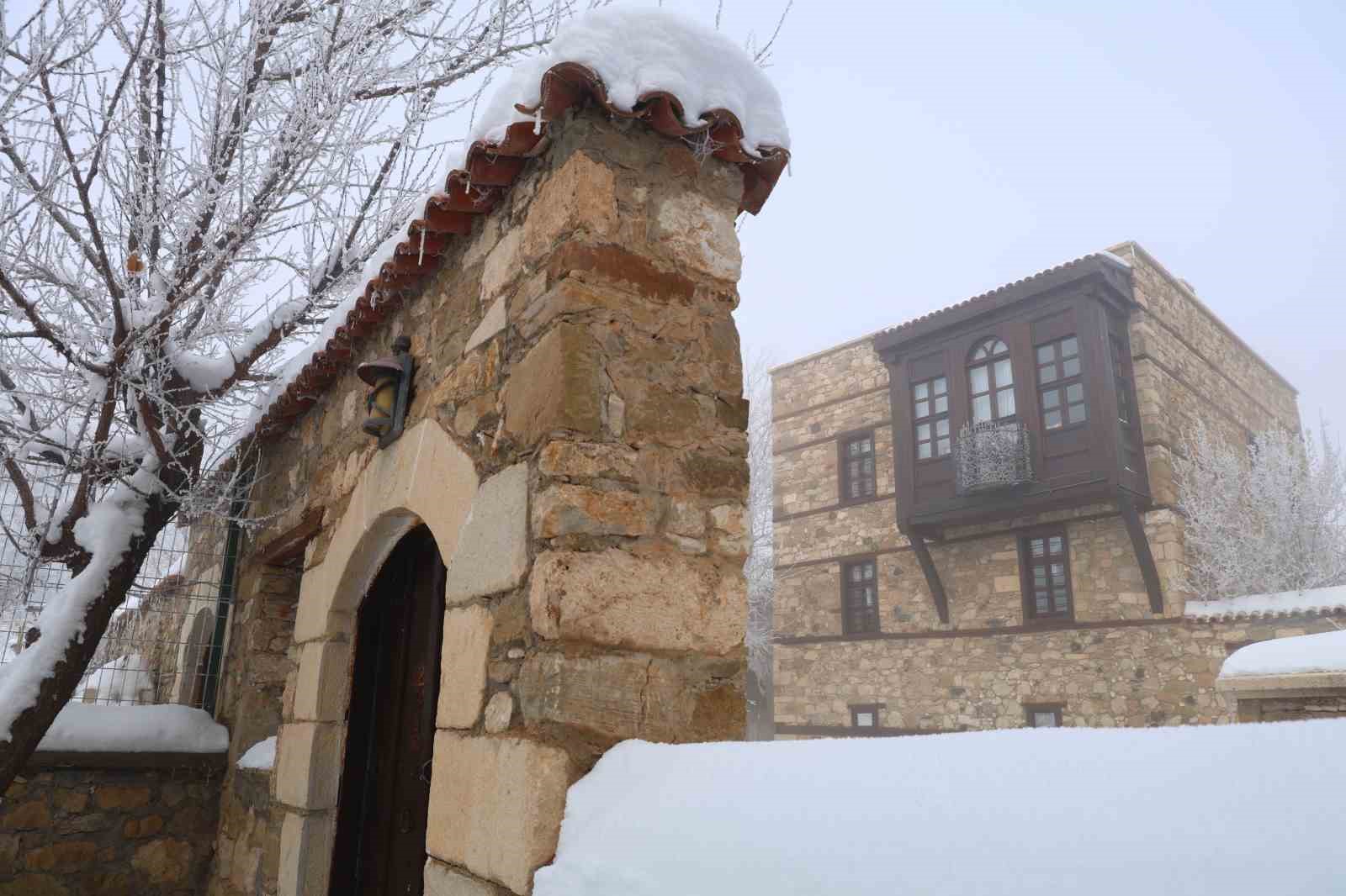 Sis ve kar altındaki Harput, en sessiz günlerini yaşıyor
