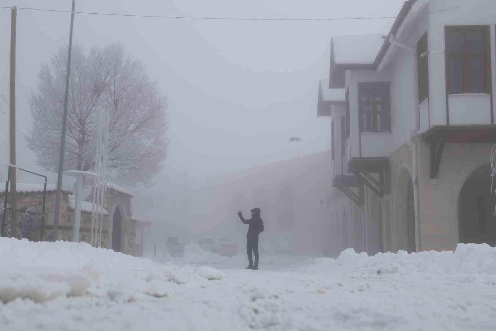 Sis ve kar altındaki Harput, en sessiz günlerini yaşıyor

