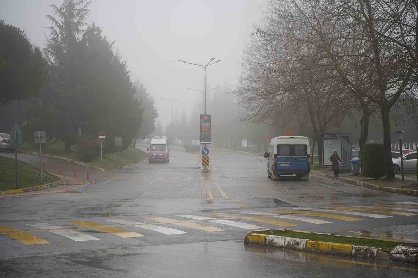 Sis ve yağmur etkili oldu: Kampüste görüş azaldı
