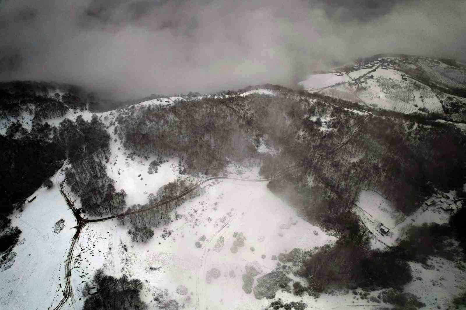 Sislerin ardında kalan kar manzarası kenedine hayran bıraktı
