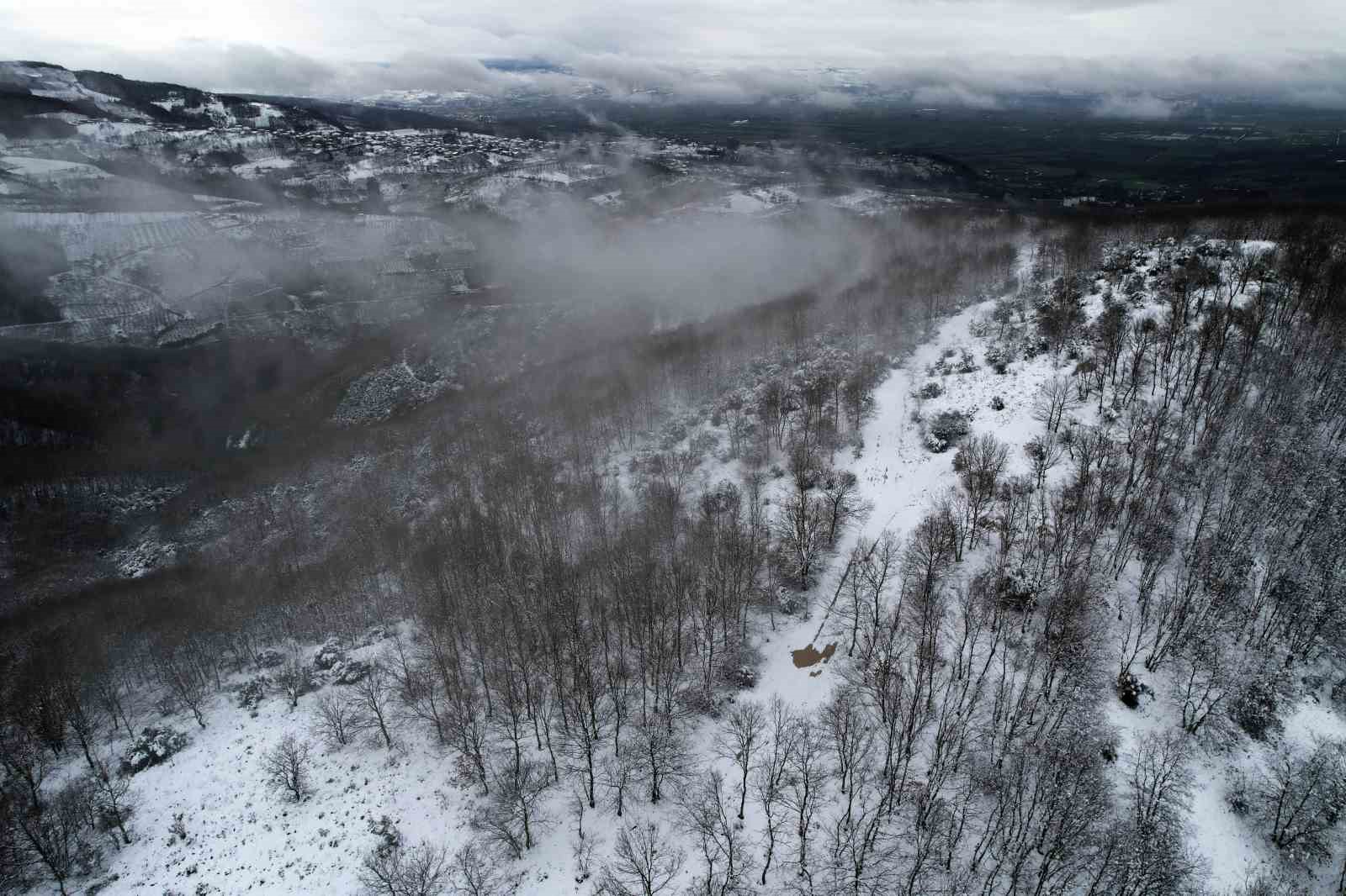 Sislerin ardında kalan kar manzarası kenedine hayran bıraktı
