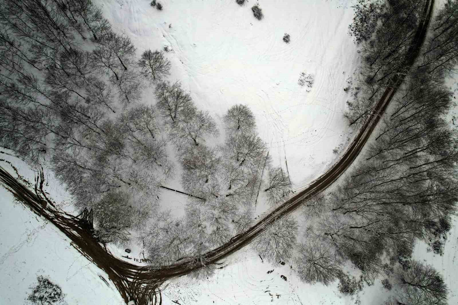 Sislerin ardında kalan kar manzarası kenedine hayran bıraktı
