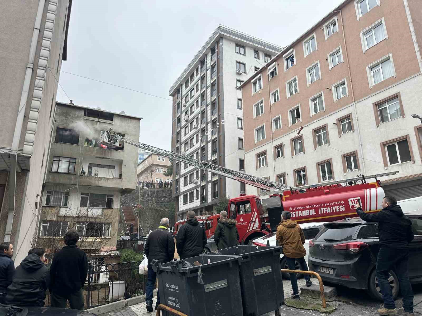 Şişli’de 5 katlı binada korkutan yangın
