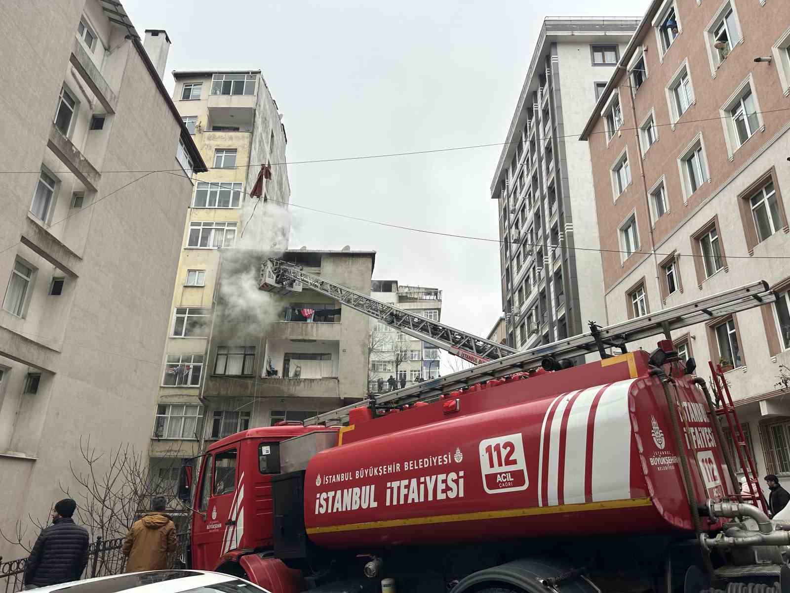 Şişli’de 5 katlı binada korkutan yangın
