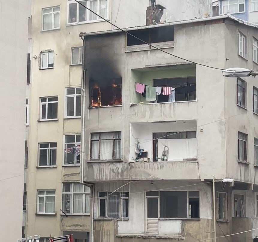 Şişli’de 5 katlı binada korkutan yangın
