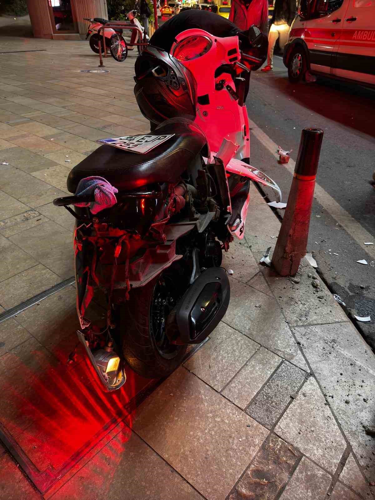 Şişli’de bir sürücü genç kıza çarpmamak için bariyerlere girdi
