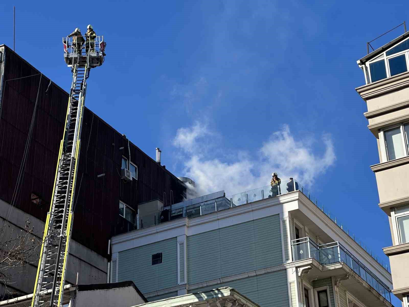 Şişli’de korkutan yangın: Taksim yönü bir süreliğine trafiğe kapandı
