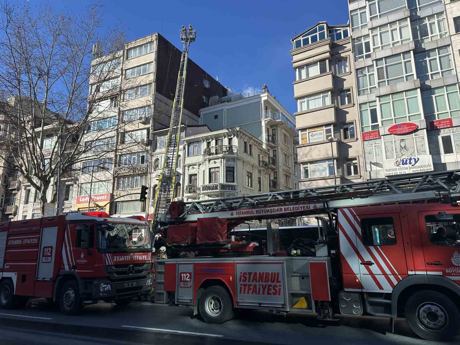 Şişli’de korkutan yangın: Taksim yönü bir süreliğine trafiğe kapandı
