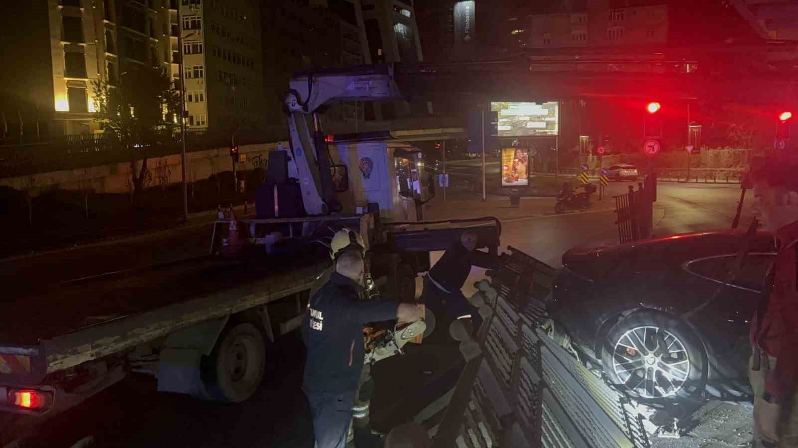 Şişli’de lüks otomobil kaza yaptı: 3 yaralı
