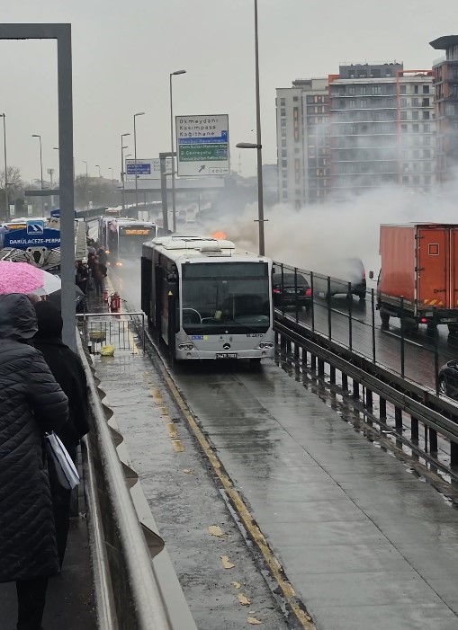 Şişli’de metrobüsün motor kısmında yangın çıktı
