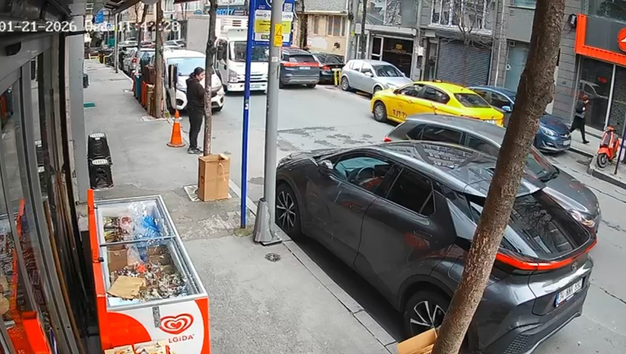 Şişli’de otomobili park edecekken dükkana daldı
