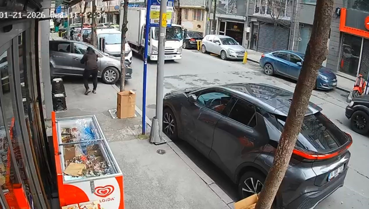 Şişli’de otomobili park edecekken dükkana daldı
