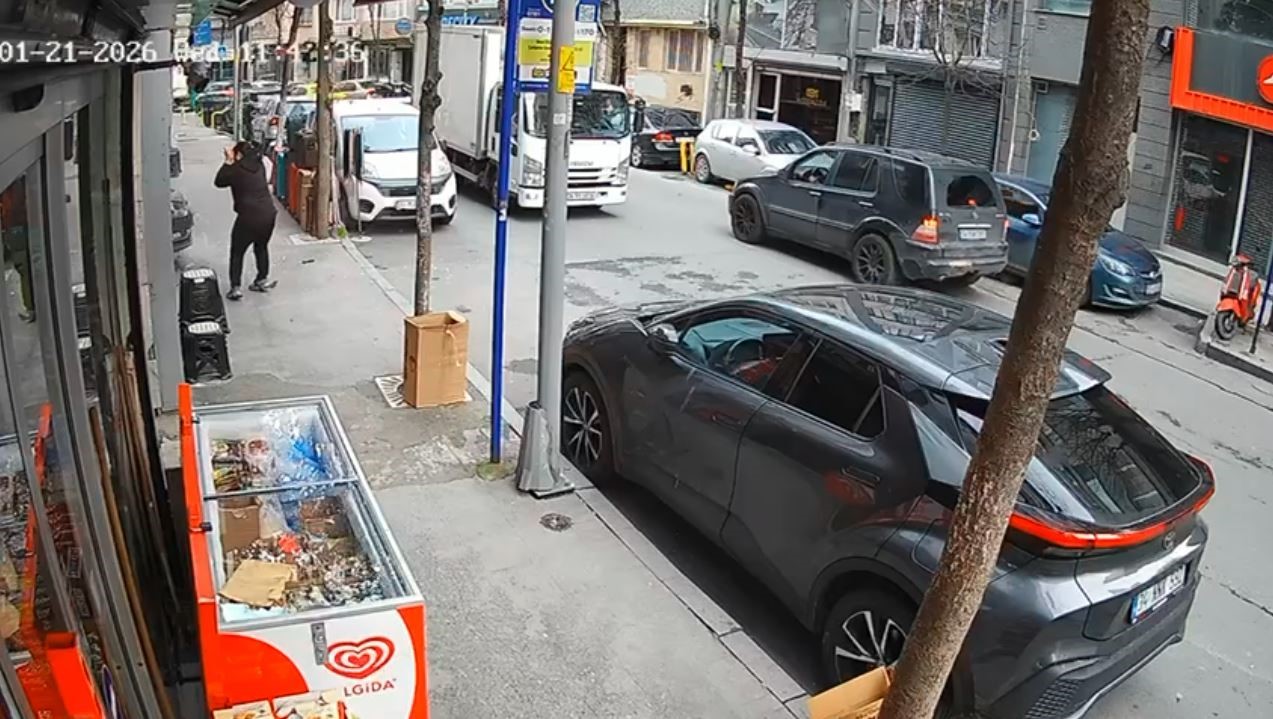 Şişli’de otomobili park edecekken dükkana daldı
