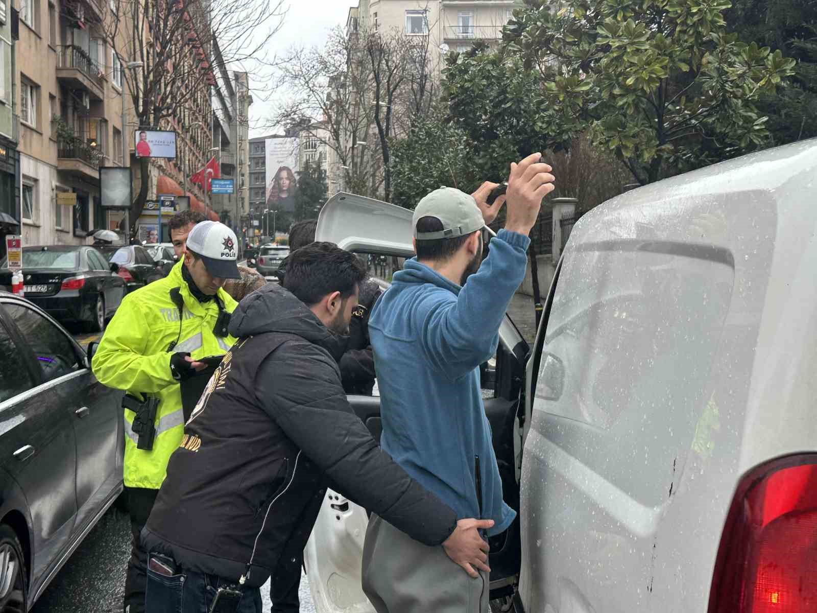 Şişli’de polis ekiplerinden okul çevrelerinde sıkı denetim
