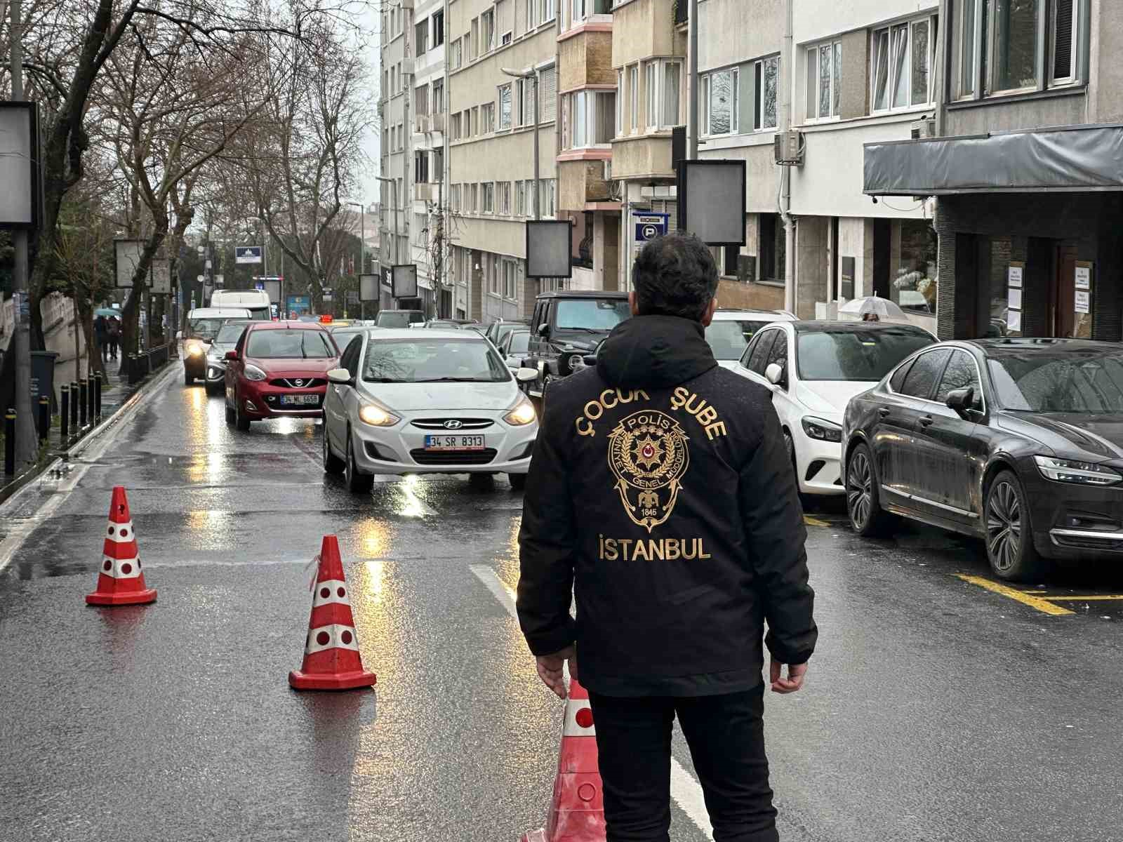 Şişli’de polis ekiplerinden okul çevrelerinde sıkı denetim
